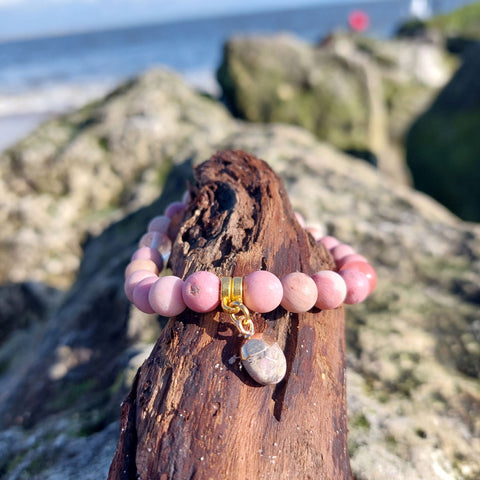8mm Deep Pink Matt Rhodonite stone bead bracelet with gorgeous gold plated charm Elasticated, so will fit most adult wrists (measuring 71/2 in/19cm) Lovely gift for friends or family **Presented in lovely Kraft paper gift box with reusable organza pouch**