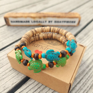 ﻿'Taylor'  Fun natural coconut disc bracelets with three cute turtles - available in turquoise or green  Elasticated, so will fit most adult wrists (measuring 7.5 in/19cm)  Great little gift for sea/beach lovers!  **Presented in lovely Kraft paper gift box with reusable organza pouch**