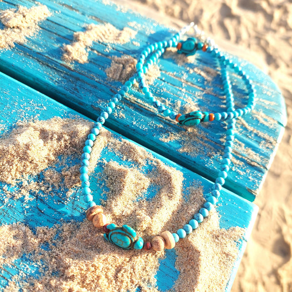 <p>Beach vibes with this super cute stretch beach anklets, handmade with 4mm turquoise natural stone calcite beads</p> <p><span>Each anklet has 2 turquoise howlet turtles</span></p> <p>Elasticated Length - 23cm/9ins&nbsp;</p>