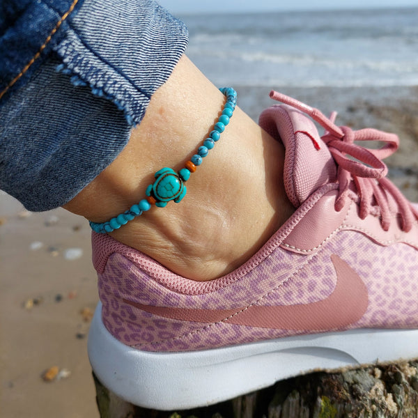 <p>Beach vibes with this super cute stretch beach anklets, handmade with 4mm turquoise natural stone calcite beads</p> <p><span>Each anklet has 2 turquoise howlet turtles</span></p> <p>Elasticated Length - 23cm/9ins&nbsp;</p>