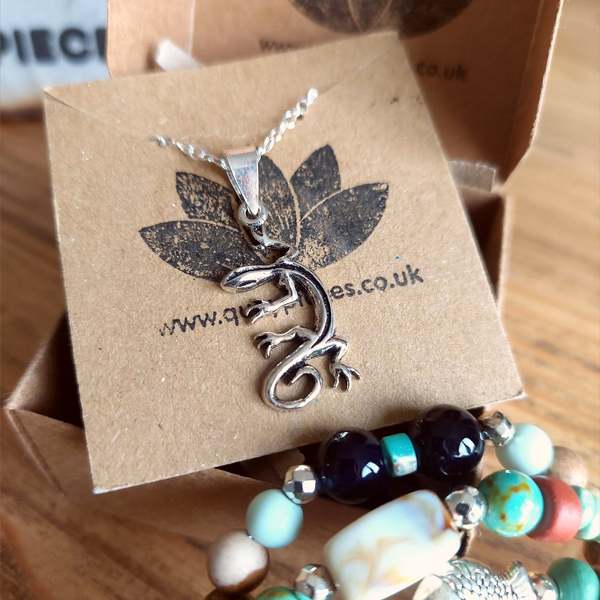925 Hall Marked Sterling Silver

Meet Gilbert the gecko, how cute is he?

H 30 mm x W 10 mm&nbsp;

18" Recycled Silver diamond cut chain

Lovely quirky gift for a friend!