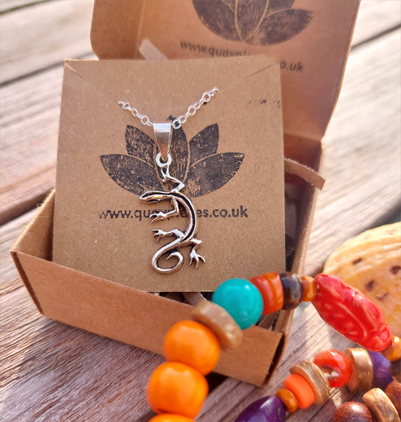 925 Hall Marked Sterling Silver

Meet Gilbert the gecko, how cute is he?

H 30 mm x W 10 mm&nbsp;

18" Recycled Silver diamond cut chain

Lovely quirky gift for a friend!