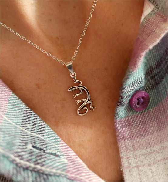 925 Hall Marked Sterling Silver

Meet Gilbert the gecko, how cute is he?

H 30 mm x W 10 mm&nbsp;

18" Recycled Silver diamond cut chain

Lovely quirky gift for a friend!