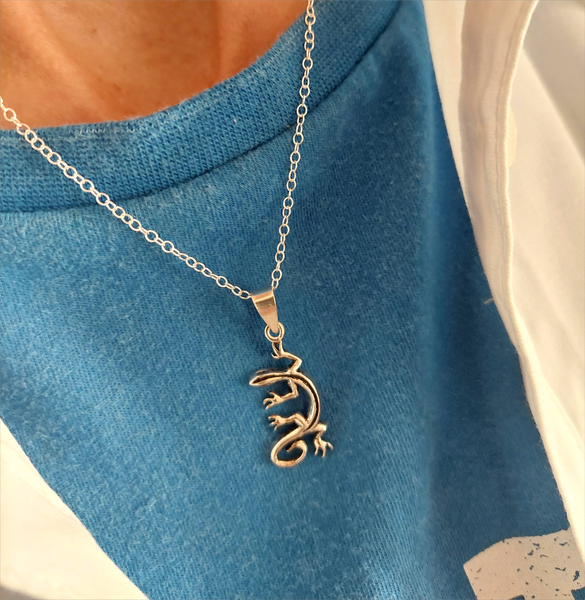 925 Hall Marked Sterling Silver

Meet Gilbert the gecko, how cute is he?

H 30 mm x W 10 mm&nbsp;

18" Recycled Silver diamond cut chain

Lovely quirky gift for a friend!