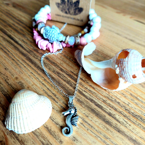 925 Hall Marked Sterling Silver

Adorable Engraved Silver Seahorse Pendant&nbsp;

H 22 mm x W 10 mm&nbsp;

&nbsp;18" Recycled Silver diamond cut chain

Lovely gift for a beach buddy!