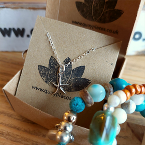 925 Hall Marked Sterling Silver

Super cute delicate starfish Pendant&nbsp;

H 11 mm x W 10 mm&nbsp;

16" Recycled Silver trace chain

Lovely gift for a beach buddy!