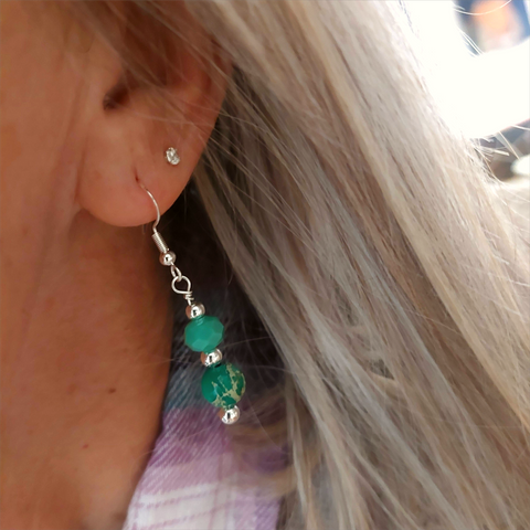 925 Hall Marked Sterling Silver

Lovely Handmade Earrings with Sterling silver beads, green faceted glass &amp; marbled stone&nbsp;

H 30 mm from bottom of hook

Gorgeous little gift for a friend or a treat for yourself!