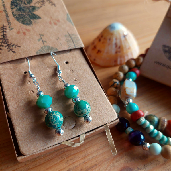 925 Hall Marked Sterling Silver

Lovely Handmade Earrings with Sterling silver beads, green faceted glass &amp; marbled stone&nbsp;

H 30 mm from bottom of hook

Gorgeous little gift for a friend or a treat for yourself!