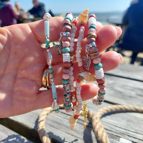 Inject some serious beach vibes into your look with this handcrafted anklet featuring wood, stone, and puka shell beads. The silver plated shell and turtle add a unique touch. Elasticated at 23cm/9ins, it's a cool gift for any surf chick!