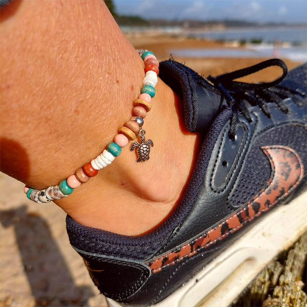 Inject some serious beach vibes into your look with this handcrafted anklet featuring wood, stone, and puka shell beads. The silver plated shell and turtle add a unique touch. Elasticated at 23cm/9ins, it's a cool gift for any surf chick!