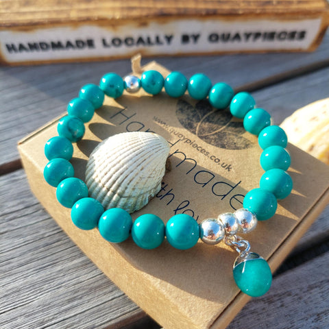 Lovely sea inspired 8mm magnesite stone bead bracelet in turquoise blue with natural stone charm &amp; silver plated hematite beads


Elasticated, so will fit most adult wrists (measuring 7.5 in/19cm)


Lovely gift for friends or family

**Presented in lovely Kraft paper gift box with reusable organza pouch**