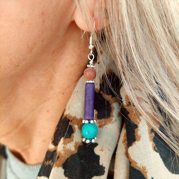 Lovely ethnic style earrings handmade with natural stone bead, plum colour ceramic tube &amp; turquoise magnesite bead separated with silver plated flower discs


925 Sterling Silver Hook

Length 42mm from bottom of hook

Add a bit of colour to your day!