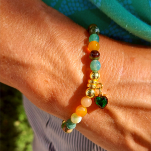 Lovely Handmade 6mm gemstone bracelet with agate, glass &amp; gold plated beads in seasonal multicolour greens &amp; ambers with a gorgeous dark green cubic zirconia heart charm.


Elasticated, so will fit most adult wrists (measuring 7.5in/19cm)


A great addition to your winter outfits!

**Presented in lovely Kraft paper gift box with reusable organza pouch**