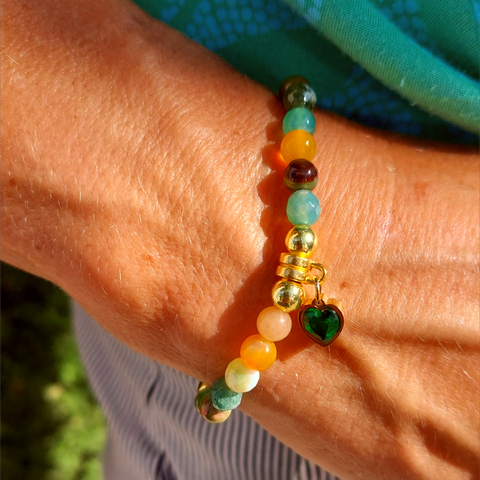 Lovely Handmade 6mm gemstone bracelet with agate, glass &amp; gold plated beads in seasonal multicolour greens &amp; ambers with a gorgeous dark green cubic zirconia heart charm.


Elasticated, so will fit most adult wrists (measuring 7.5in/19cm)


A great addition to your winter outfits!

**Presented in lovely Kraft paper gift box with reusable organza pouch**