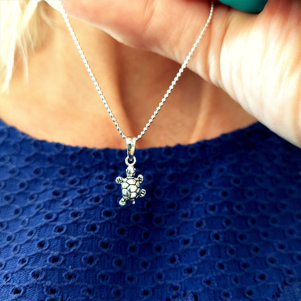 'Shelly'  925 Hall Marked Sterling Silver  Adorable Engraved Sea Turtle Pendant   H 16 mm x W 9 mm  18" Silver 1 mm belcher chain