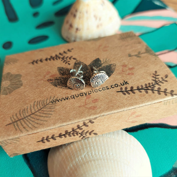 ﻿925 Hall Marked Sterling Silver  Super Cute Engraved Shell Stud Earring  H - 7mm x W - 10mm   Lovely little gift for any ocean lover  **Presented in lovely Kraft paper gift box with reusable organza pouch**  ﻿