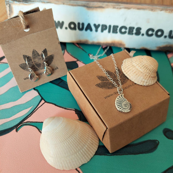 925 Hall Marked Sterling Silver  Lovely engraved shell pendant necklace  H 19mm x W 10 mm  18" Silver trace chain  Lovely little gift for beach lovers!  **Presented in lovely Kraft paper gift box with reusable organza pouch**