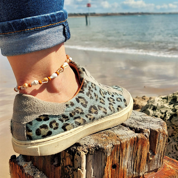 Super cute beach anklets, handmade with spiral shells & turquoise or burnt orange beads  Each anklet has sterling silver plated fastenings, lobster clasp & starfish (nickel free) charm  Length - 24cm extends   Perfect gift for any surf chick!  **Presented in lovely Kraft paper gift box with reusable organza pouch**