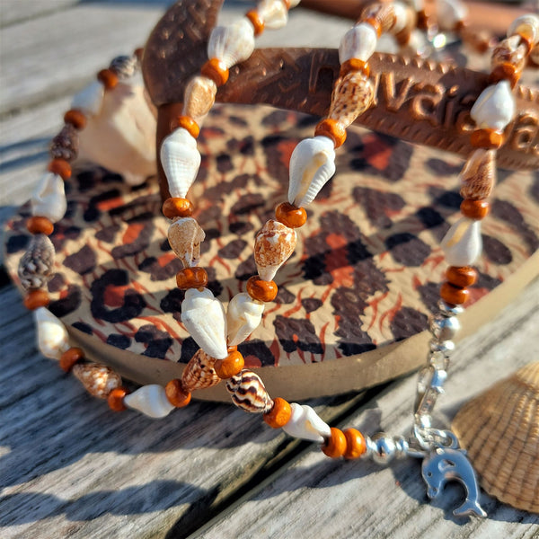 Super cute beach anklets, handmade with spiral shells & turquoise or burnt orange beads  Each anklet has sterling silver plated fastenings, lobster clasp & starfish (nickel free) charm  Length - 24cm extends   Perfect gift for any surf chick!  **Presented in lovely Kraft paper gift box with reusable organza pouch**